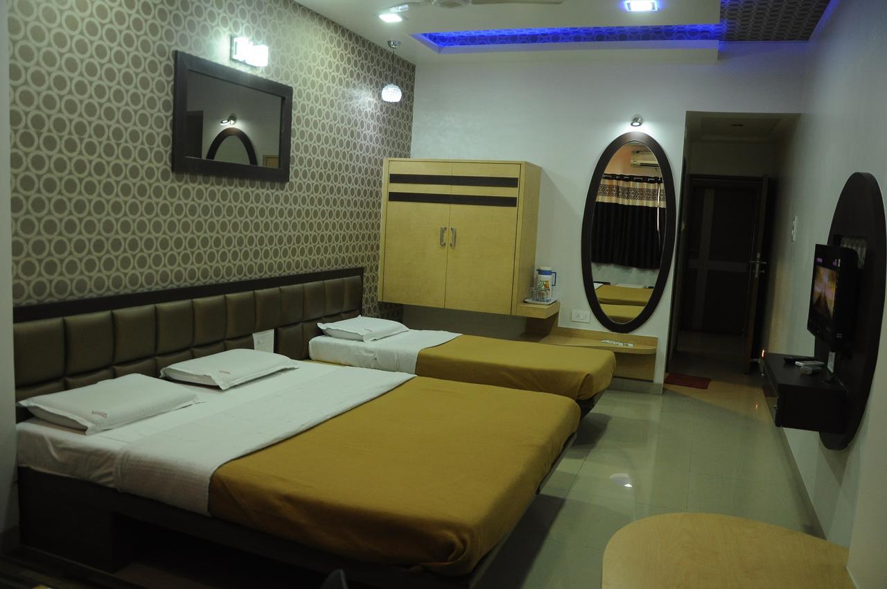 ناسيك Hotel New Holiday Plaza المظهر الخارجي الصورة