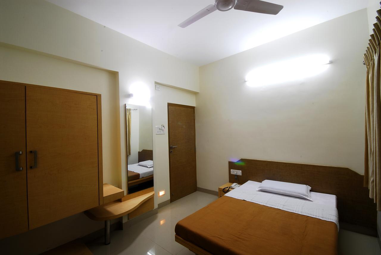 ناسيك Hotel New Holiday Plaza المظهر الخارجي الصورة